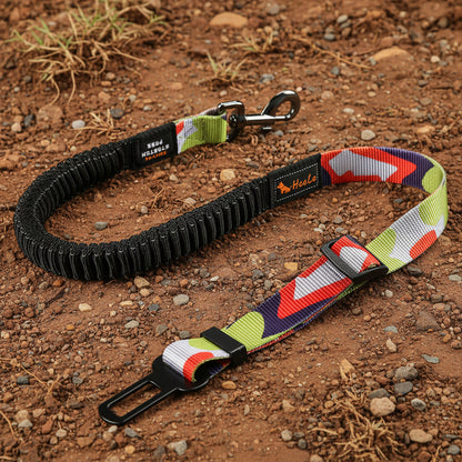 Ceinture de sécurité extensible camouflage multicolore pour chien avec sangle réglable et mousqueton en métal.
