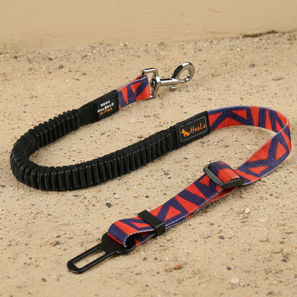 Ceinture de sécurité extensible pour chien orange et violette avec mousqueton en métal et sangle réglable.