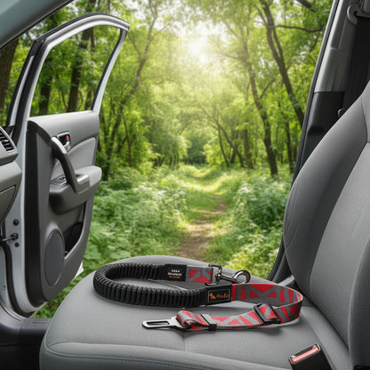 Ceinture de sécurité extensible pour chien installée sur un siège de voiture avant un trajet.