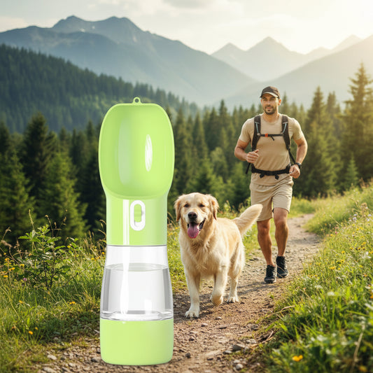 Gourde portable 2-en-1 verte pour chien utilisée lors d’une randonnée avec un chien et son propriétaire.