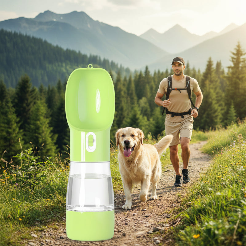 Gourde portable 2-en-1 verte pour chien utilisée lors d’une randonnée avec un chien et son propriétaire.